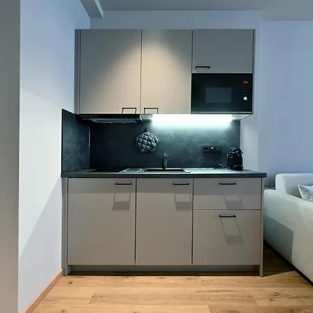 Wyse City, Klimatisiert, Vollausgestattete Kitchenette, 24h Check-in, Metro 3* Нюрнберг